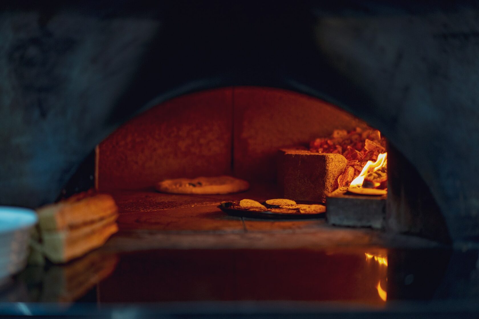 Forno a lenha com brasas acesas
