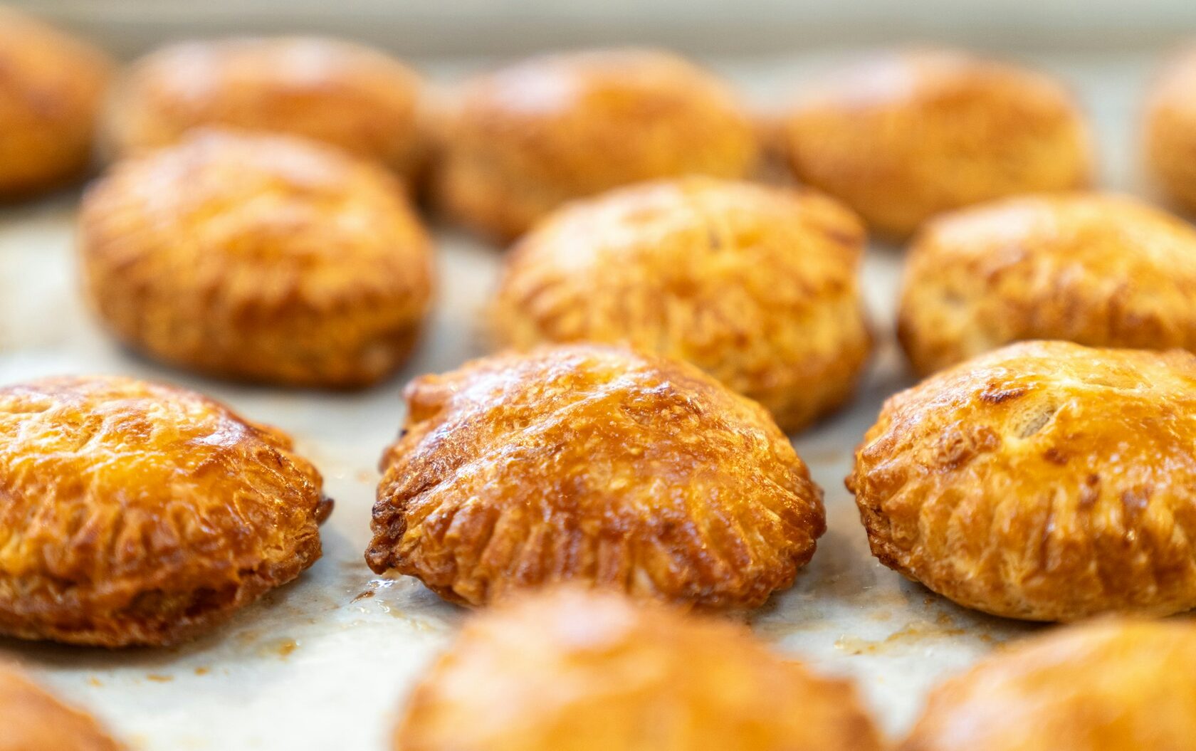 Bolo de arroz tradicional português em tabuleiro